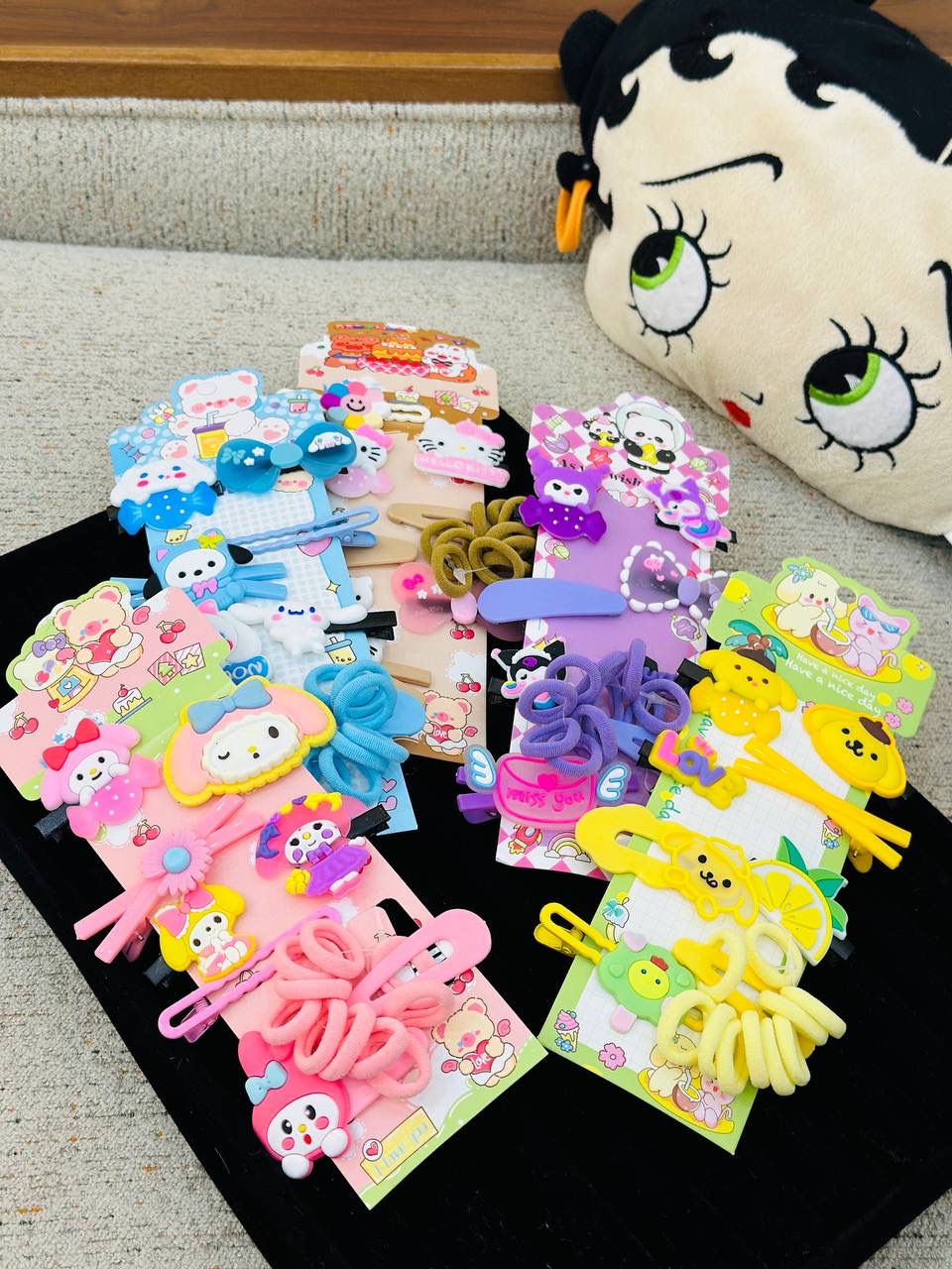 پک گیره_روی هر کارت ۵ تا گیره و یک بسته کش حوله ای داره