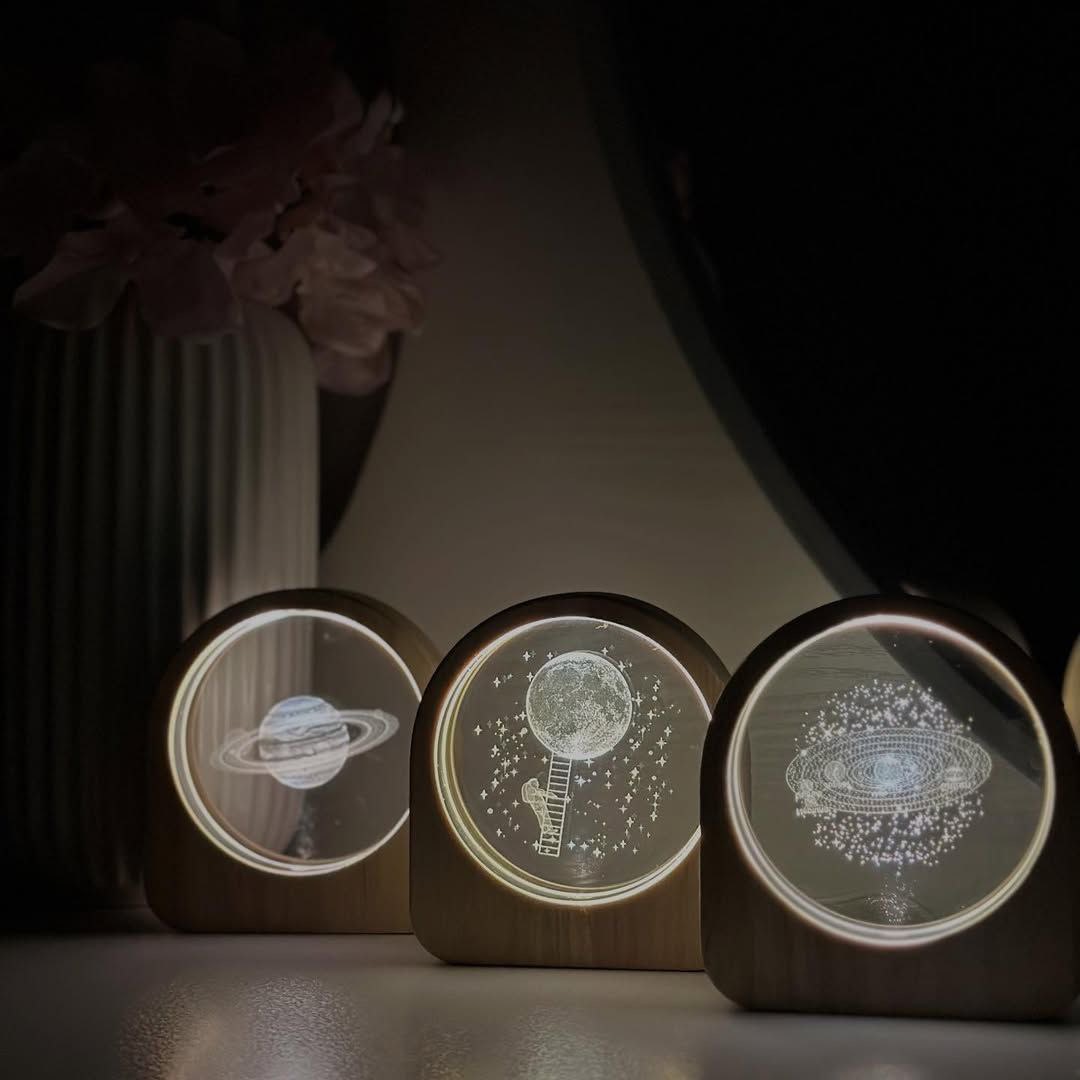 گوی کریستالی قاب چوبی هلالی | دکوری خاص با نور ملایم و طرح‌های متنوع